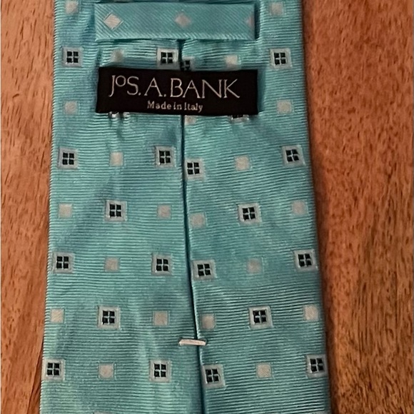 JOS A. BANK MEN’S TURQUOISE, NAVY, & WHITE 100% SILK NECKTIE/PRE-OWNED/ALLURING! - Picture 2 of 2